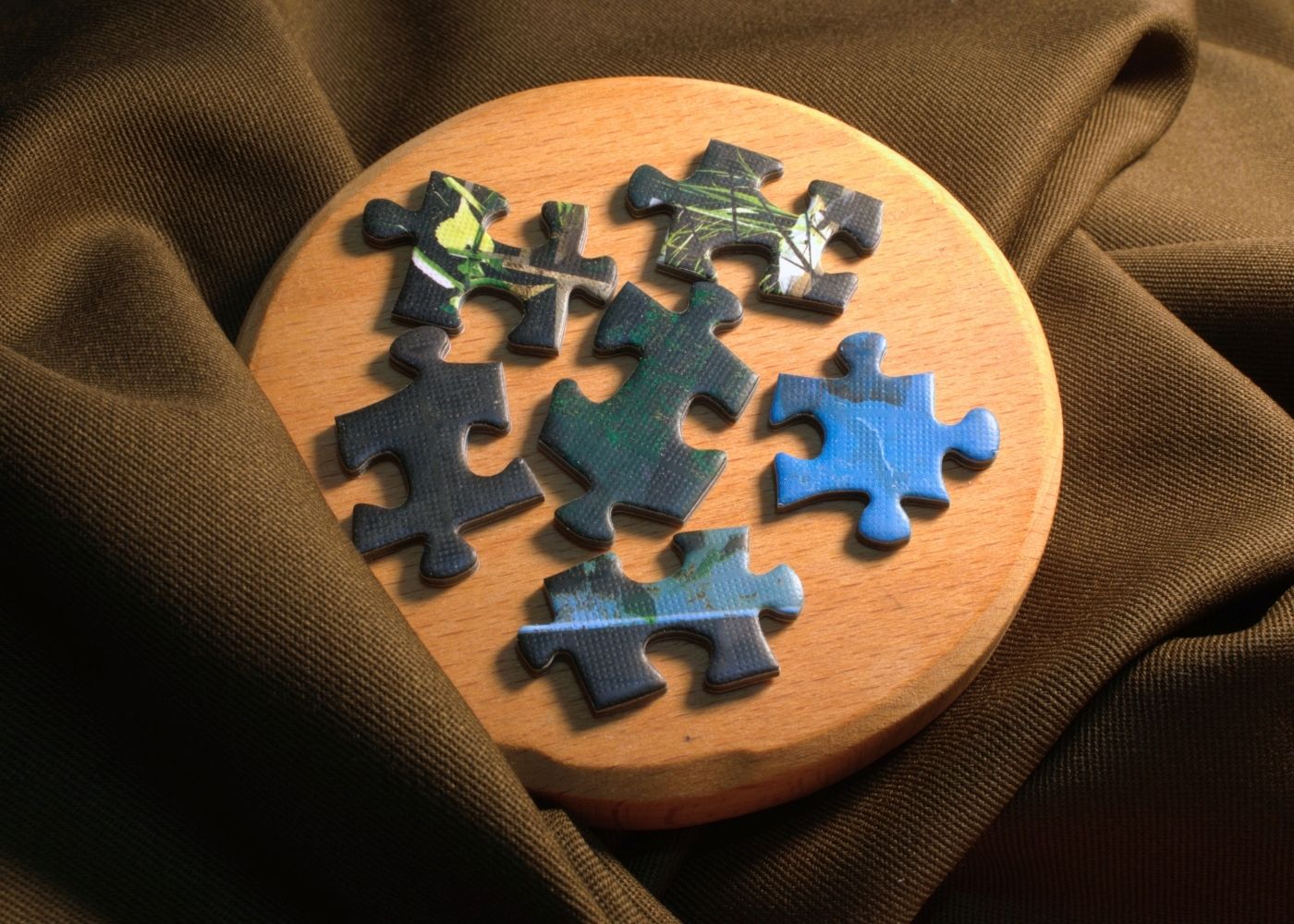 Jigsaw pieces on pedestal