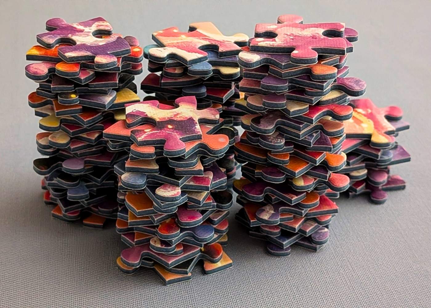 Large pile of expertpuzzle pieces